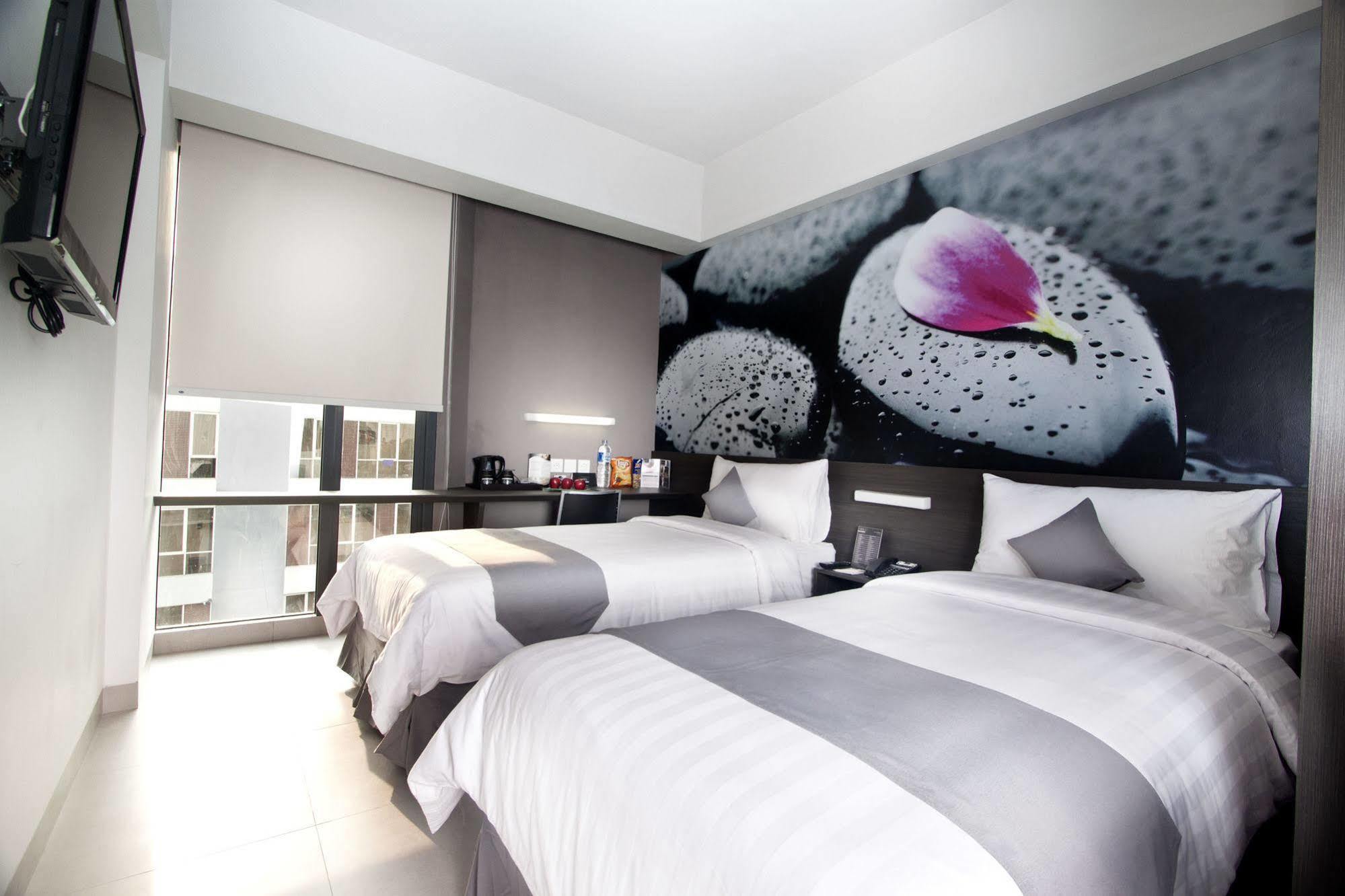 Neo Hotel Tendean Jakarta By Aston Екстериор снимка