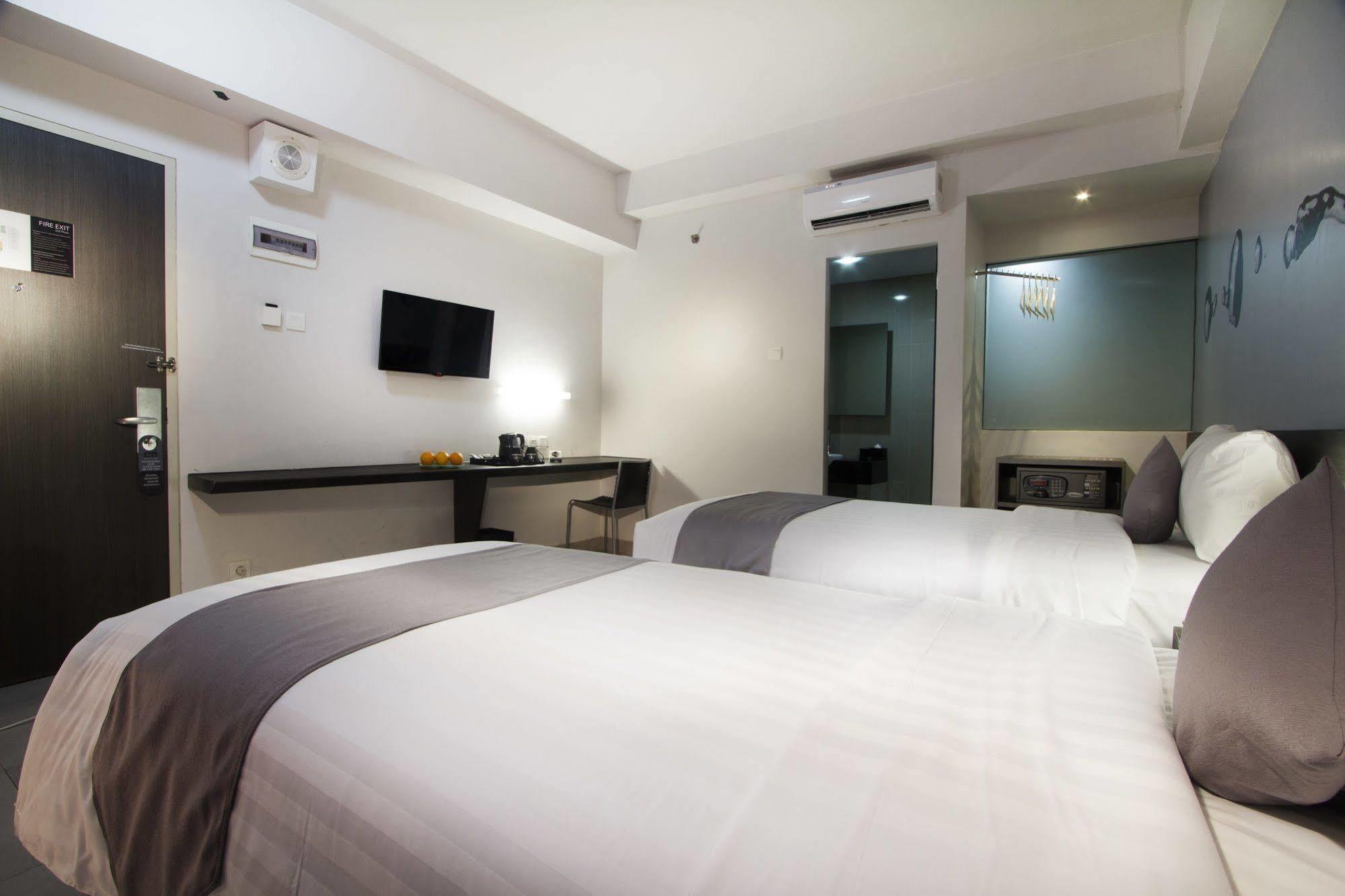 Neo Hotel Tendean Jakarta By Aston Екстериор снимка